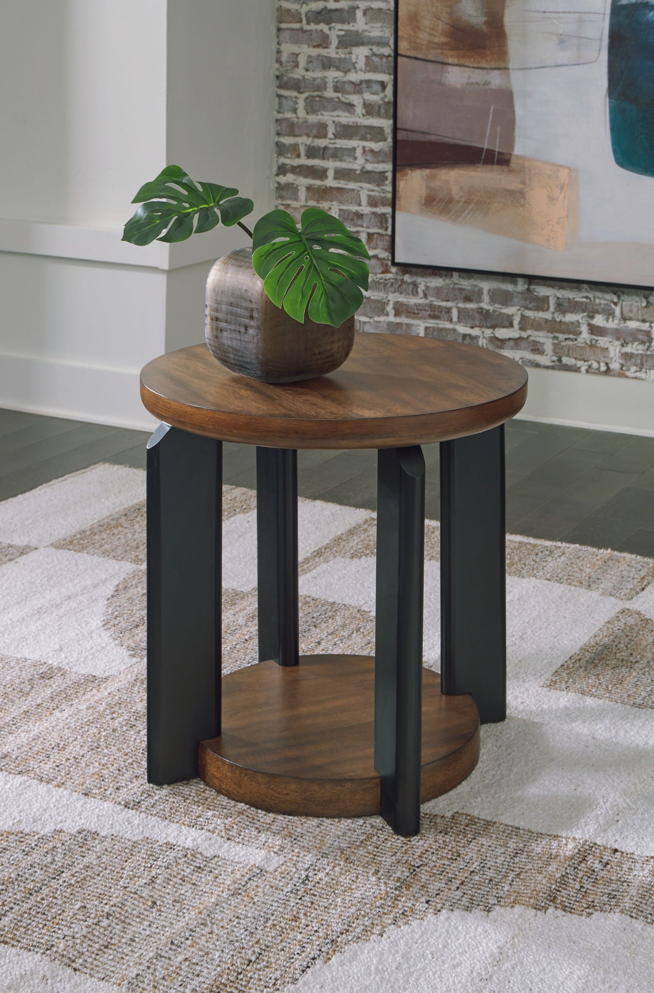 Kraeburn - Round End Table - Brown / Black